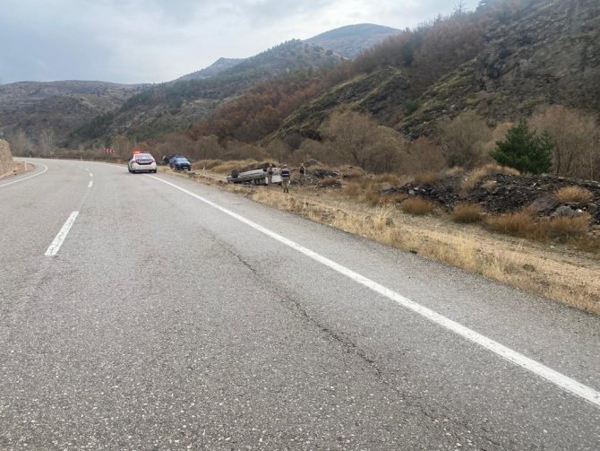 Virajı Alamayan Kamyonet Şarampole Devrildi: 1 Yaralı