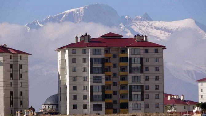 Karlı Dağlarla Birleşen Bulutlar Hayran Bıraktı