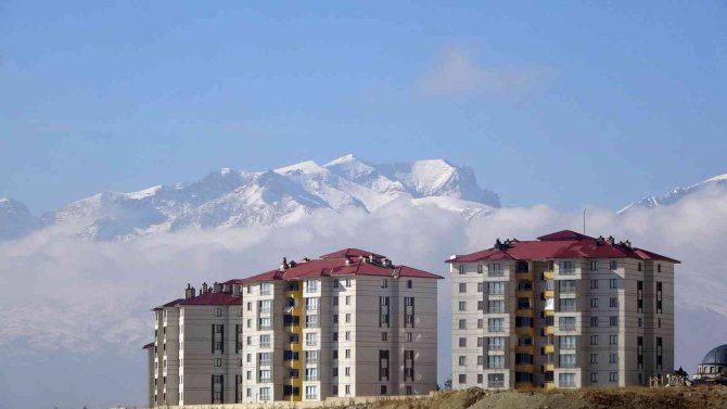 Karlı Dağlarla Birleşen Bulutlar Hayran Bıraktı