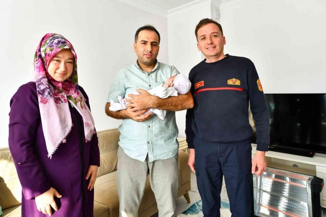 Kahraman İtfaiyeci Yangından Kurtardığı Nehir Bebekle Buluştu
