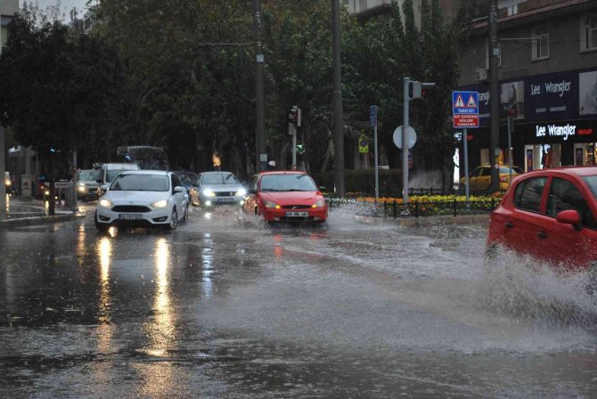 İ̇zmir’i Sağanak Vurdu