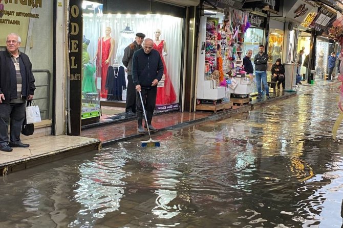 İ̇zmir’de Esnafın Yağmur Çilesi