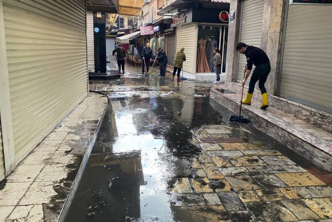 İ̇zmir’de Esnafın Yağmur Çilesi