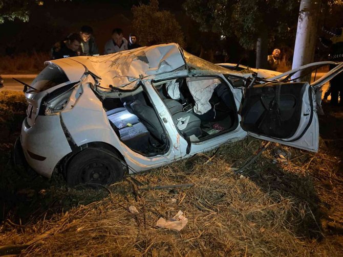 İ̇zmir’de Ehliyetsiz Gencin Kullandığı Araç Takla Attı: 1 Ölü, 2 Yaralı