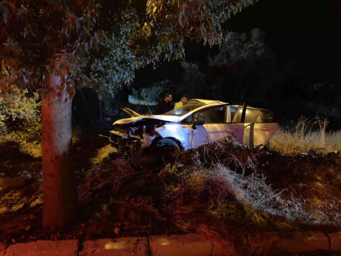 İ̇zmir’de Ehliyetsiz Gencin Kullandığı Araç Takla Attı: 1 Ölü, 2 Yaralı