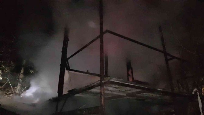 Alev Alan Baraka Yangında Küle Döndü