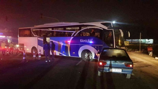 Otobüse Çarpan Sürücü Aracını Bırakıp Kaçtı