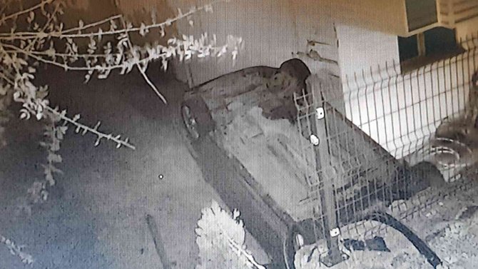 Otomobilin Site Bahçesine Düşüp Ters Döndüğü Anlar Kamerada