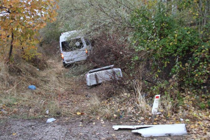 Tur Minibüsü Şarampole Uçtu: 20 Yaralı