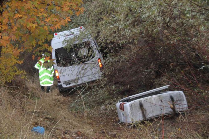 Tur Minibüsü Şarampole Uçtu: 20 Yaralı