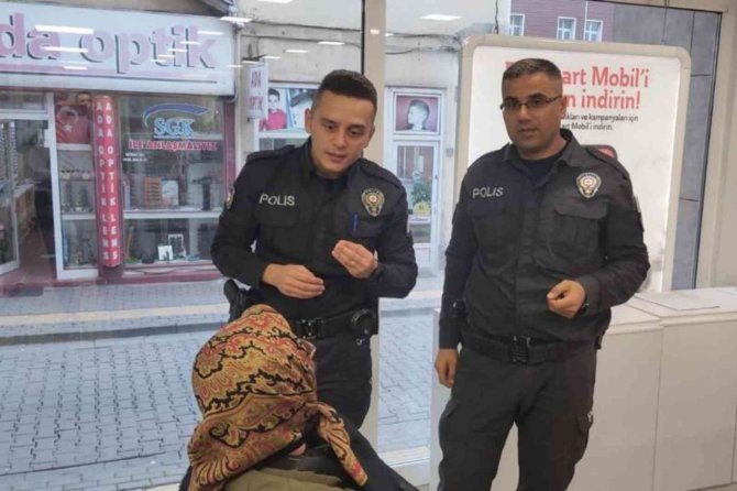 Polisin Dikkati Yaşlı Kadının 100 Bin Lirasını Kurtardı