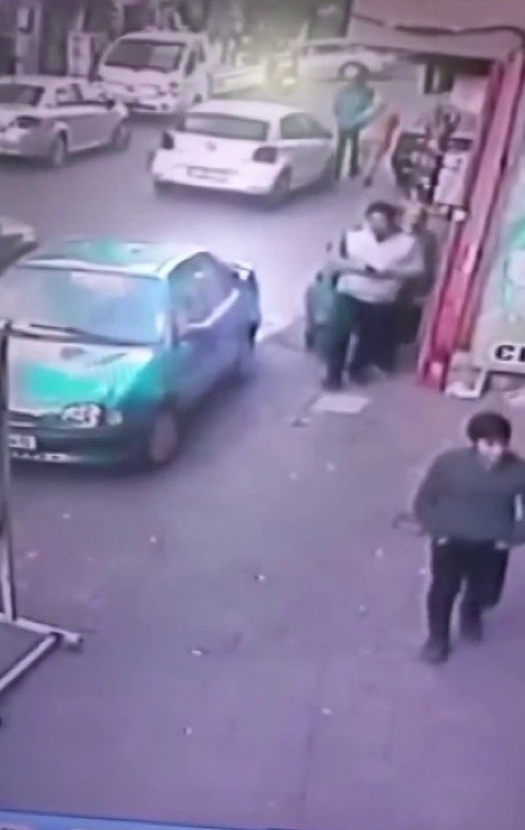 Ataşehir’de Panik Yapan Sürücü Yol Ortasında Yürüyen Yayaya Çarptı