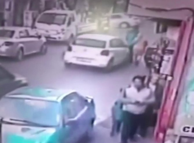 Ataşehir’de Panik Yapan Sürücü Yol Ortasında Yürüyen Yayaya Çarptı