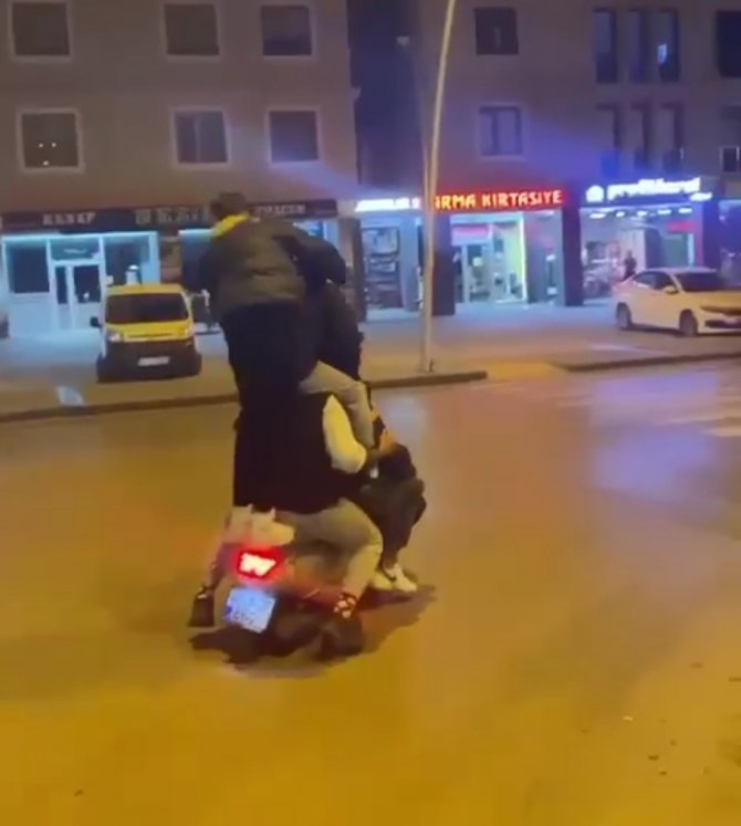 Motosiklete 5 Kişi Binen Gençler Hakkında Adli İşlem Başlatıldı