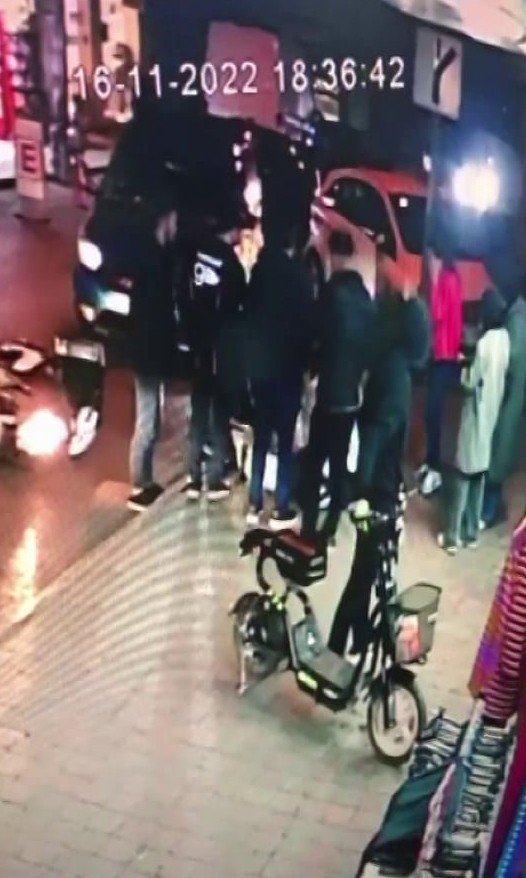 Ataşehir’de Otomobilin Çarpmasıyla Yere Düşen Moto Kurye Kaldırımdaki Taşlara Çarptı
