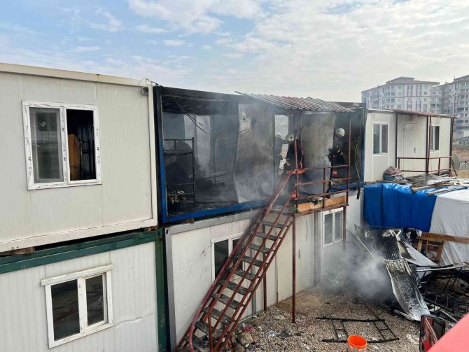 Malatya’da Şantiyede Korkutan Yangın