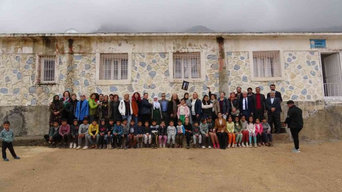 Mardin’e Gelen Turist Kadınlar, Çocukların Yüzünü Güldürdü