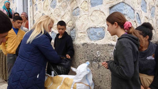 Mardin’e Gelen Turist Kadınlar, Çocukların Yüzünü Güldürdü