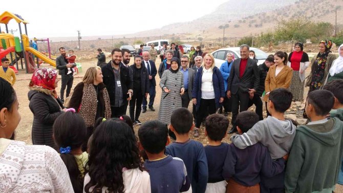 Mardin’e Gelen Turist Kadınlar, Çocukların Yüzünü Güldürdü
