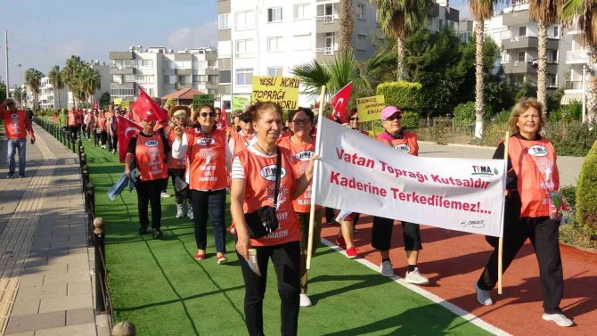 Bayraklı, Sloganlı ’Toprağa Saygı’ Yürüyüşü