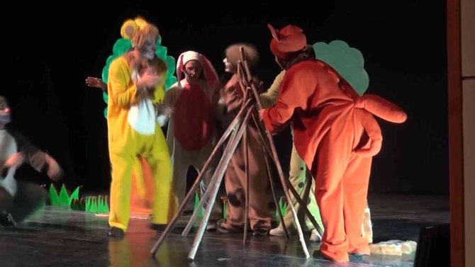 Üniversite Öğrencileri Çocukları Tiyatro Oyunuyla Buluşturdu