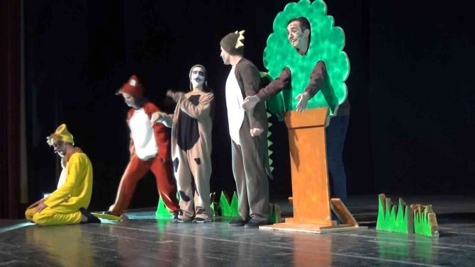 Üniversite Öğrencileri Çocukları Tiyatro Oyunuyla Buluşturdu