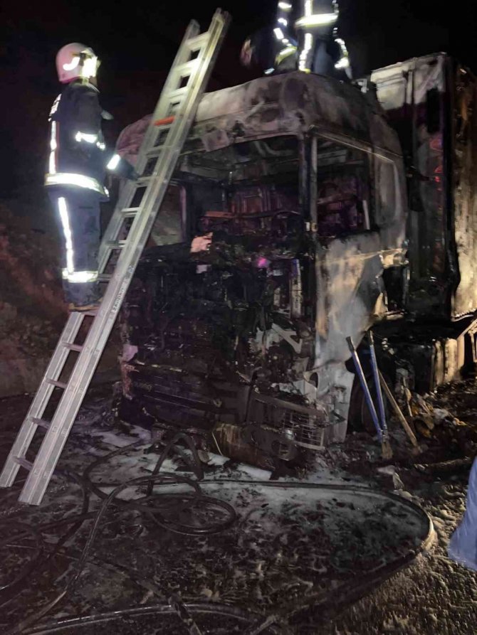 Antalya’da Muz Yüklü Tır Alev Alev Yandı