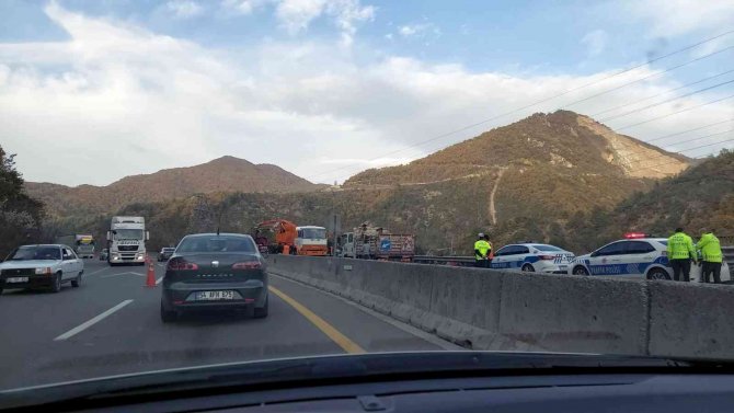 D-650’de Meyve Yüklü Kamyon Devrildi, Tonlarca Muz Yola Savruldu