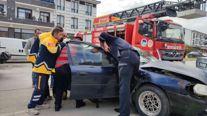 Sakarya’da İki Otomobil Çarpıştı: 2 Yaralı
