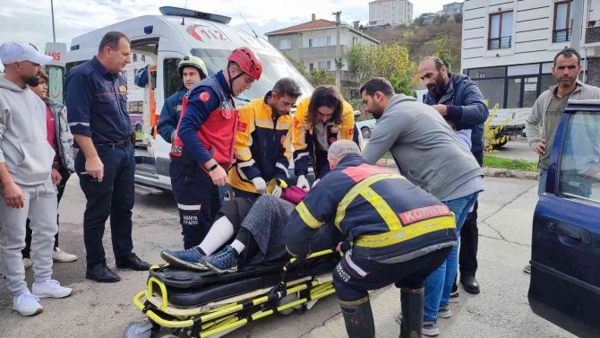 Sakarya’da İki Otomobil Çarpıştı: 2 Yaralı