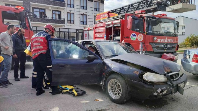 Sakarya’da İki Otomobil Çarpıştı: 2 Yaralı