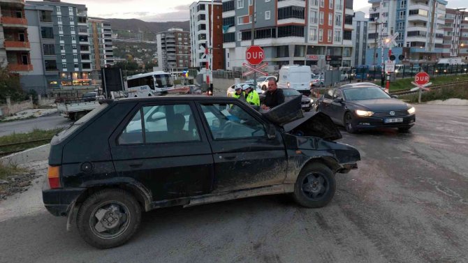 Samsun’da İki Otomobil Çarpıştı: 2 Çocuk Yaralı