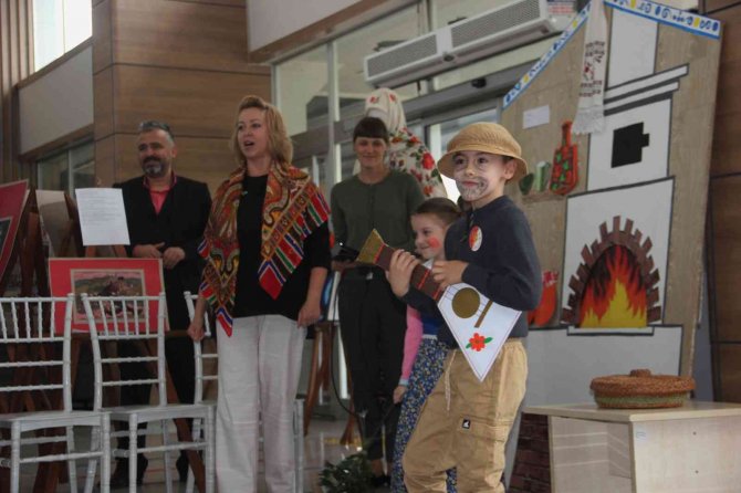 Rus Çocuklardan Tiyatro Gösterisi