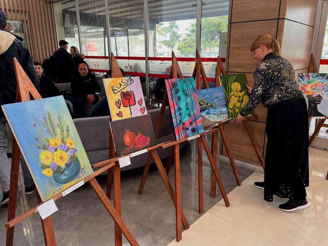 Rus Çocuklardan Tiyatro Gösterisi