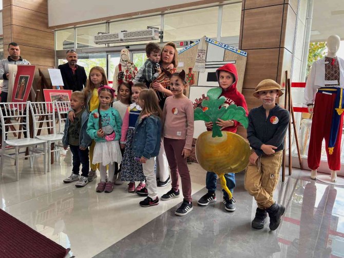 Rus Çocuklardan Tiyatro Gösterisi