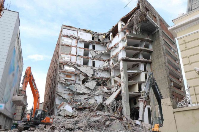 İ̇ş Merkezi Yıkımından Yeni Görüntüler