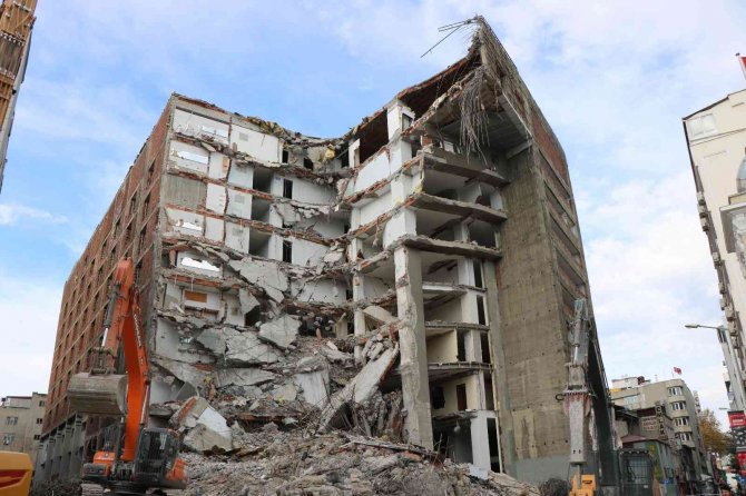 İ̇ş Merkezi Yıkımından Yeni Görüntüler