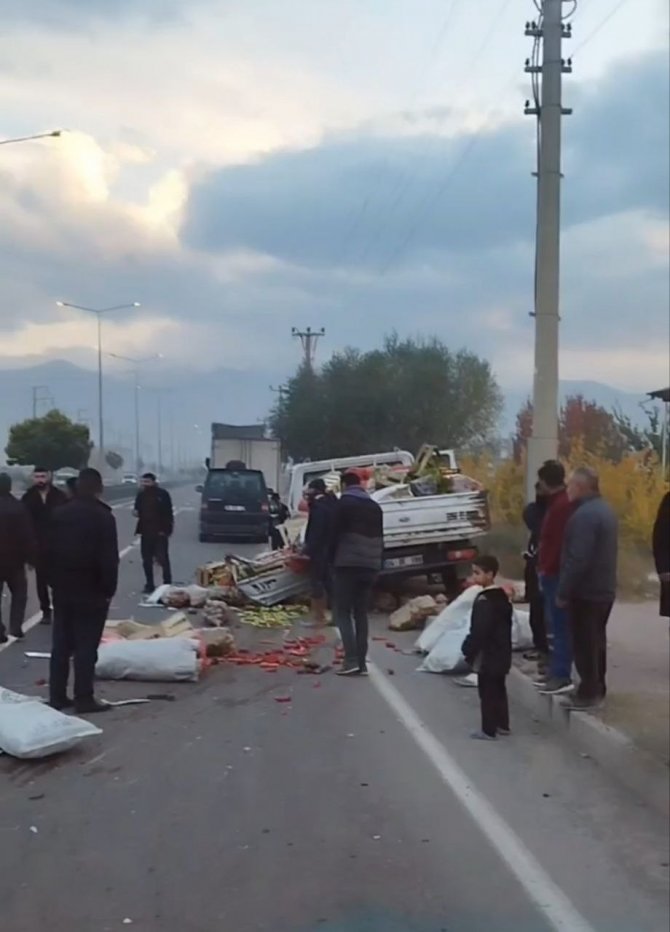 Iğdır’da Tır Sebze Yüklü Kamyonete Çarptı