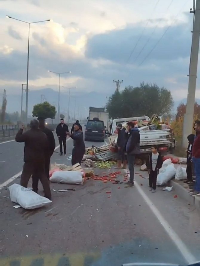 Iğdır’da Tır Sebze Yüklü Kamyonete Çarptı