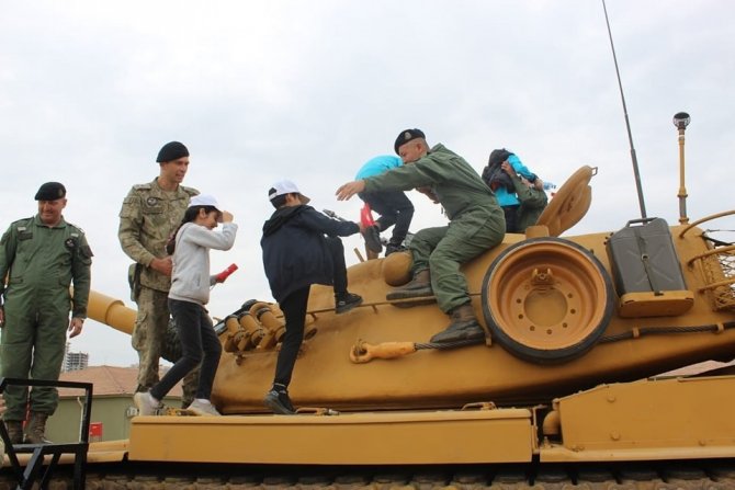 Cizreli Çocuklar Askeri Kışlayı Gezdi