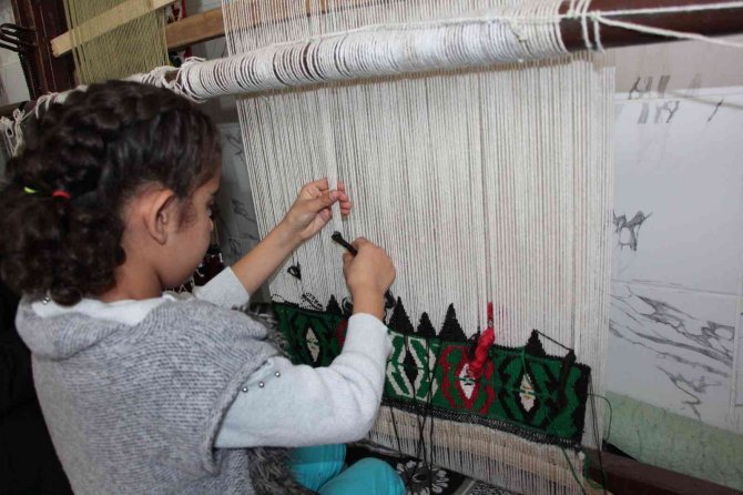 10 Yaşındaki Ecrin İlmek İlmek Kilim Dokuyor