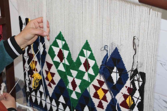 10 Yaşındaki Ecrin İlmek İlmek Kilim Dokuyor