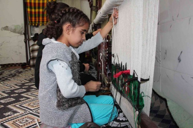 10 Yaşındaki Ecrin İlmek İlmek Kilim Dokuyor