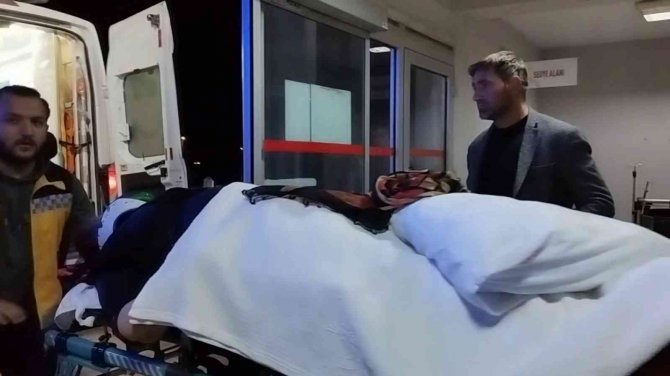 Sivas’ta Otomobil Yoldan Çıktı: 3 Yaralı
