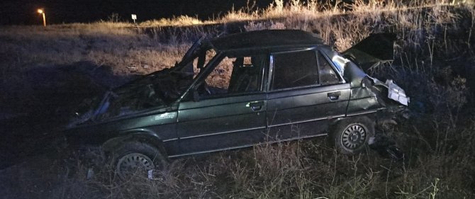 Sivas’ta Otomobil Yoldan Çıktı: 3 Yaralı