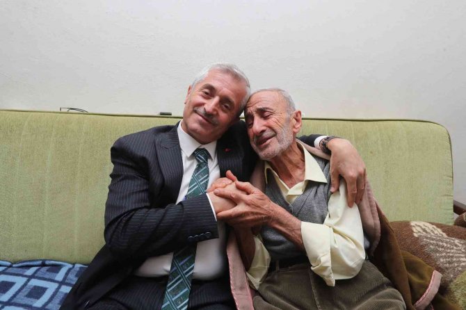 Sosyal Medyadan Davet Aldı, Evinde Ziyaret Etti