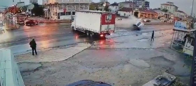 Kırmızı Işık İhlali Yaptığı İddia Edilen Otomobil, Kamyondan Kaçarken Takla Attı