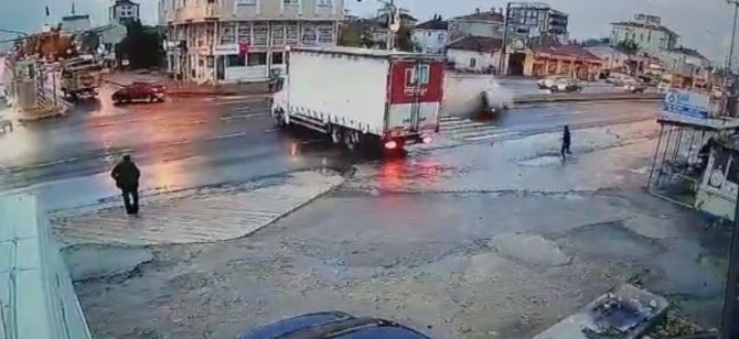 Kırmızı Işık İhlali Yaptığı İddia Edilen Otomobil, Kamyondan Kaçarken Takla Attı