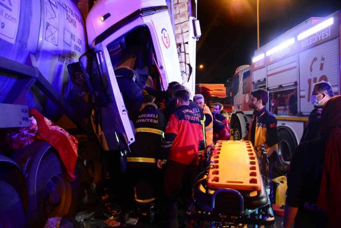 Kağıt Gibi Ezilen Tırda Sıkışan Sürücüyü Kurtarmak İçin Seferber Oldular