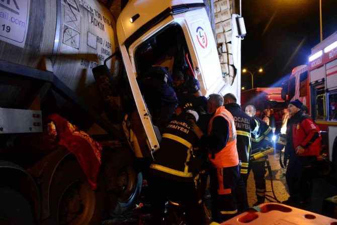 Kağıt Gibi Ezilen Tırda Sıkışan Sürücüyü Kurtarmak İçin Seferber Oldular